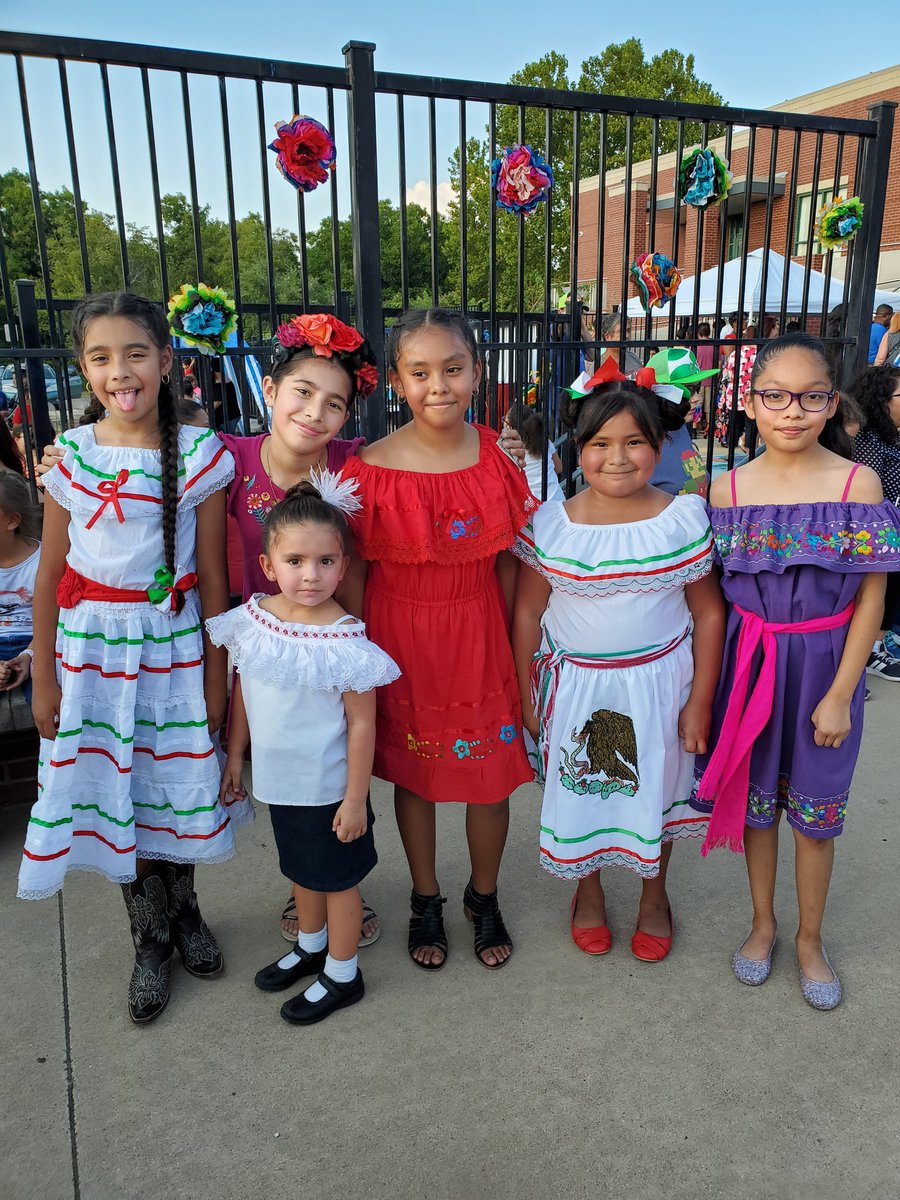 rozannelopez7's tweet photo. D. McRae's Hispanic Heritage Celebration was a complete success. Thank you to all the families, faculty, and community partners that came and supported our school. #InsideFWISD @DMcRaeFWISD @auraangel05 @PolytechnicHS @KentPScribner @FortWorthISD https://t.co/KnlzU6pPT5