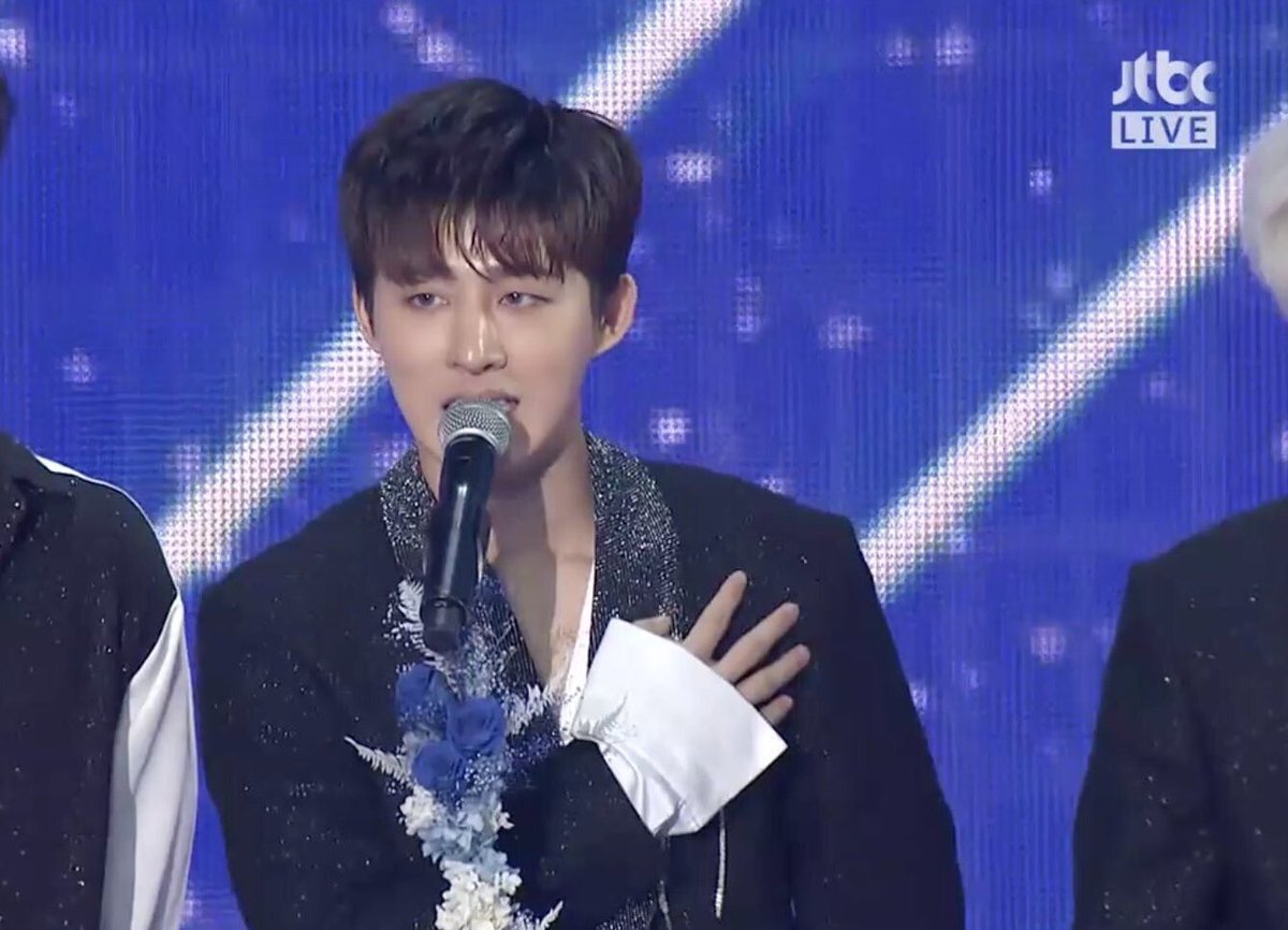 bobheedotcom's tweet photo. our one and only kim hanbin just pat your chest when your nervous ❤️ seawall ikonics are always on your back ✊ 

#TellEm131 https://t.co/3PUG57NGIO