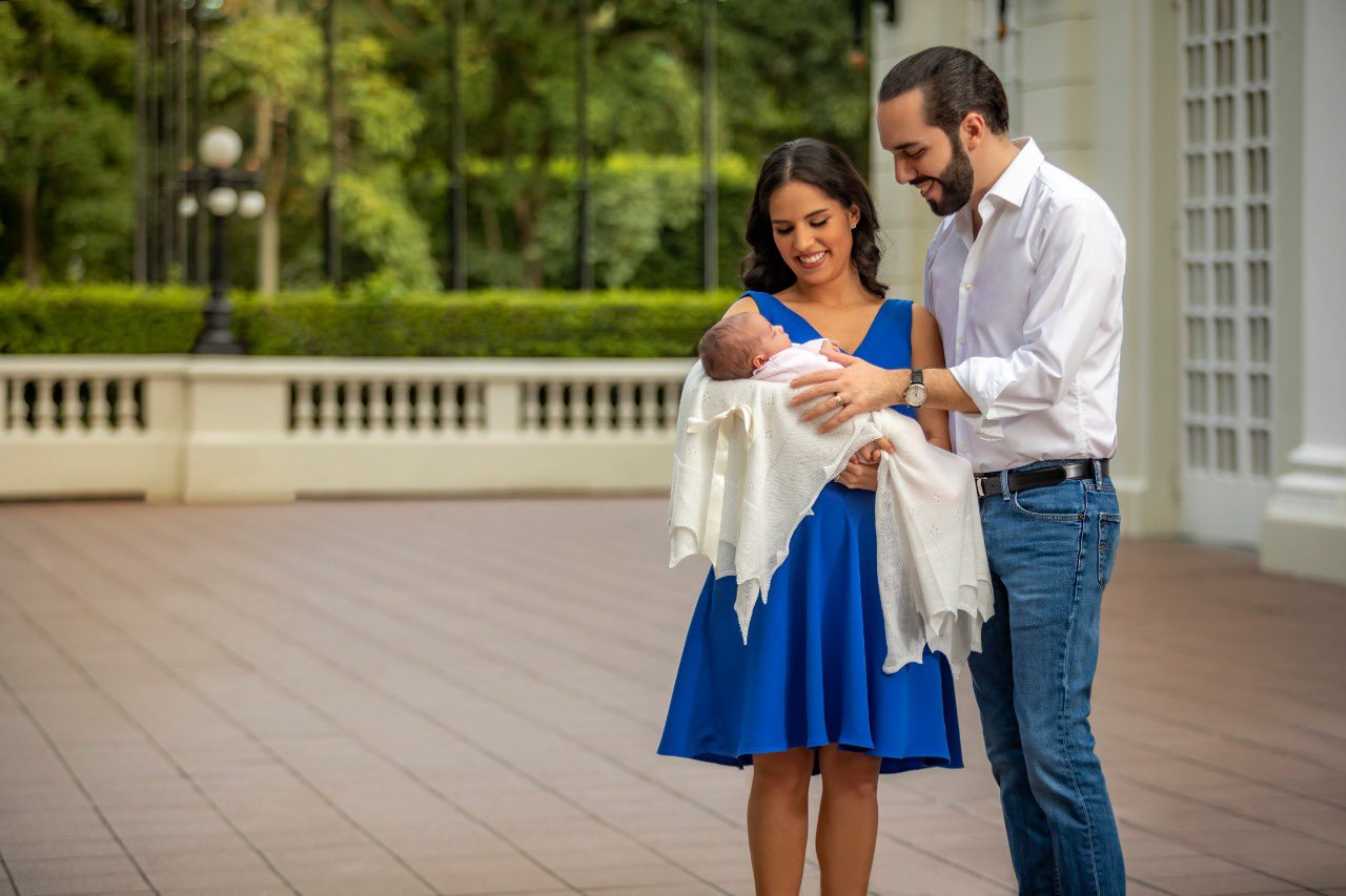 Julio Rodriguez on Twitter: "@nayibbukele Dios Bendiga A Du Familia y ...