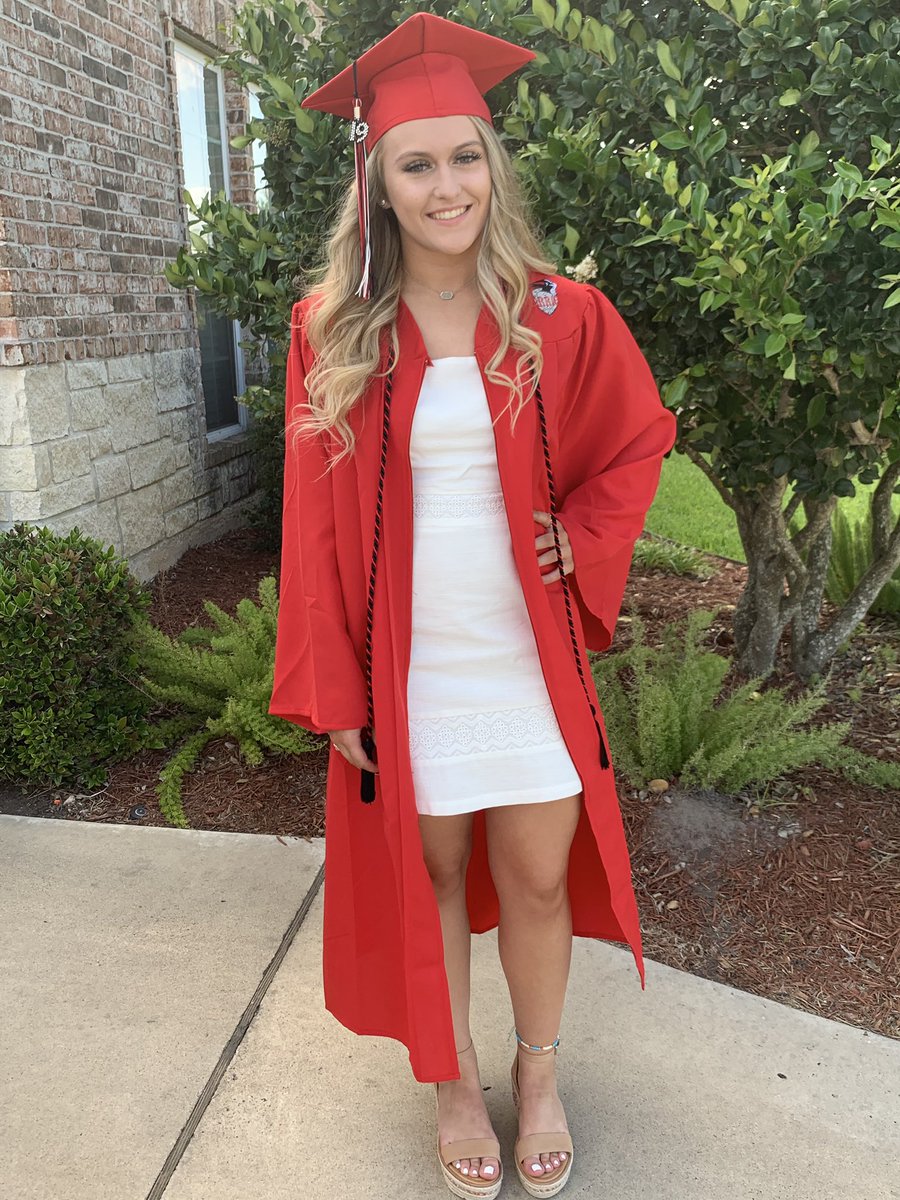 kayla_matthews_'s tweet photo. class of 2019 was the best but ig I’ll support just this one time #BOB19VWHS @VictoriaISD https://t.co/iS9luMGeYN