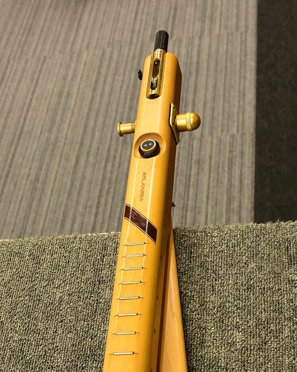 中古ベースフロア】 もう弦は1本でいいや、、、って感じのベースが入っ