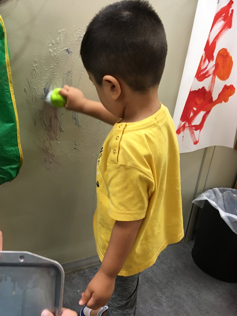 MSTokyoCedar's tweet photo. We love to take care of our classroom! #MSTpracticallife #MSTsunshine #MSTindependence https://t.co/72WCK1gh5m