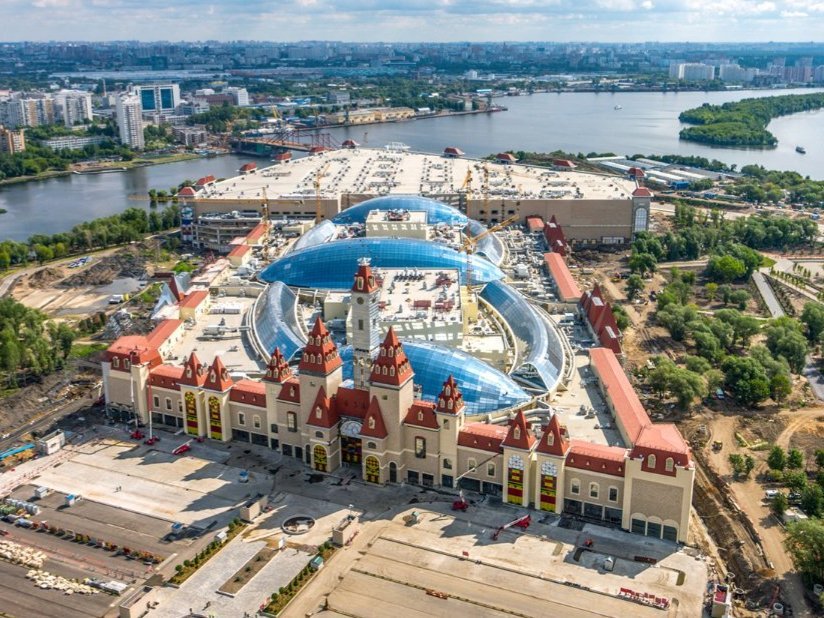 VVSinyakov's tweet photo. Московский "Диснейленд" называется #Островмечты
Интересно, почему он такой квадратный? В своем детстве я не представлял сказочный замок из железобетона в форме прямоугольника..  Или тут просто архитектор в Майнкрафт переиграл.. Лучше чем ничего, конечно.. #ОстровМайнкрафт https://t.co/cjV2FO7VvT