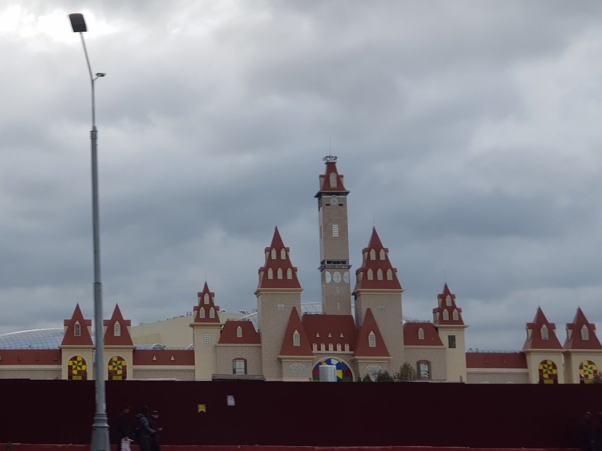 VVSinyakov's tweet photo. Московский "Диснейленд" называется #Островмечты
Интересно, почему он такой квадратный? В своем детстве я не представлял сказочный замок из железобетона в форме прямоугольника..  Или тут просто архитектор в Майнкрафт переиграл.. Лучше чем ничего, конечно.. #ОстровМайнкрафт https://t.co/cjV2FO7VvT