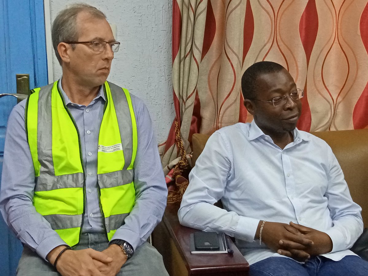 gouvbenin's tweet photo. Supervision des chantiers d'asphaltage à #PortoNovo et #SemeKpodji par le #MCVDD @JoseTonato. Une mission qui a démarré par une séance de travail avec les autorités communales de #PortoNovo et les responsables de l'entreprise concernée, #OFMAS. #GouvBenin #CadreDeVieBenin https://t.co/o3ZdLuNpWy