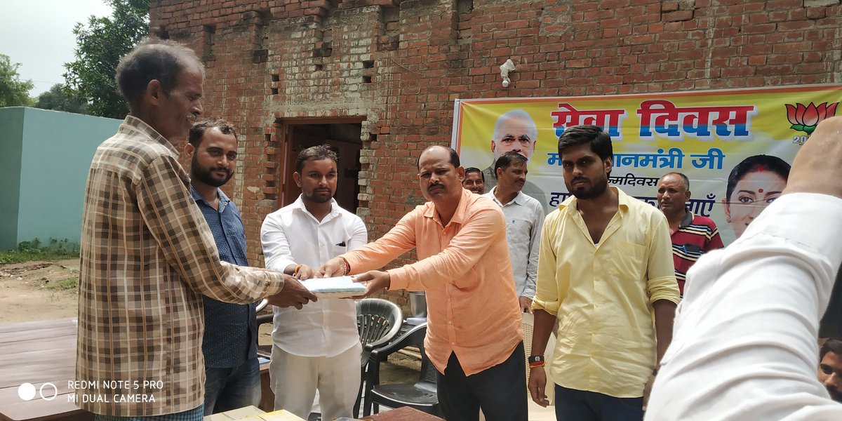 Anshu_amethibjp's tweet photo. पीएम श्री @narendramodi जी के जन्मदिवस को सेवा दिवस के रूप में मनाते हुए केंद्रीय मंत्री दीदी स्मृति इरानी जी की प्रेरणा से उत्थान सेवा संस्थान द्वारा मण्डल-मुसाफिरखाना की ग्रामसभा-पूरे पहलवान में जरूरतमंदों को साड़ी, पैंट-शर्ट एवं मिष्ठान का वितरण किया गया।
#HappyBdayPMModi https://t.co/sfsvWJuYav