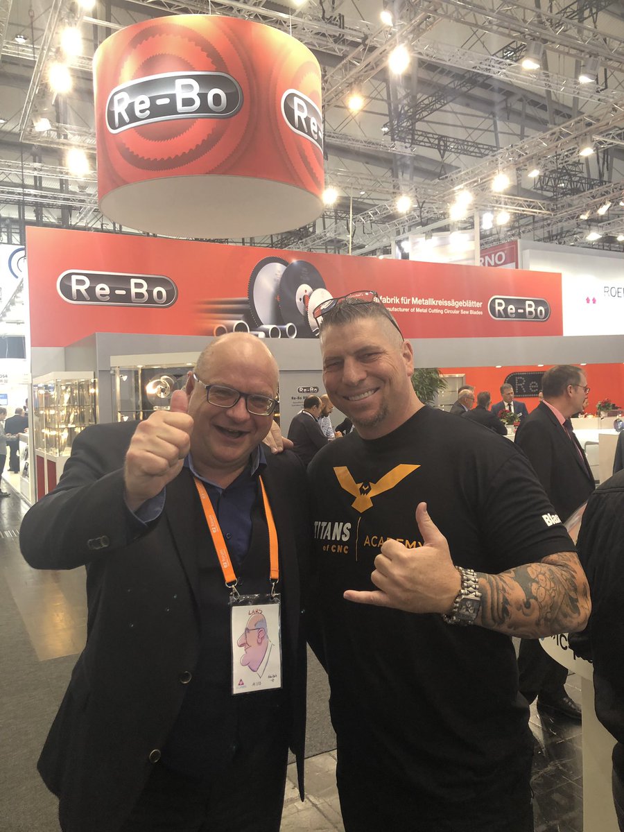 GurkenGott66's tweet photo. @LuetzeSolutions @ICS_AG @etz_vdeverlag @BlueCompetence @AZO_GmbH_CoKG @induux_de @Kaspersky_DACH @HK_GmbH @IndBereich @FreiseGmbh @carl_kg @PI_ladies @AMFSpanntechnik @olibrecht @ead_online_de #BrainGuidePranke ... was ein cooler #MetallTyp , der #TitanGilroy 🤩 Seine #Mission vorbildlich #PimpTalents 🙏👋 #EMO2019 #VDMATechnologieForum #BleibDran #Thx #BlaserSwisslube #OliverBracht 👍 #CharmanteSchrankWand https://t.co/jmy88VidJv
