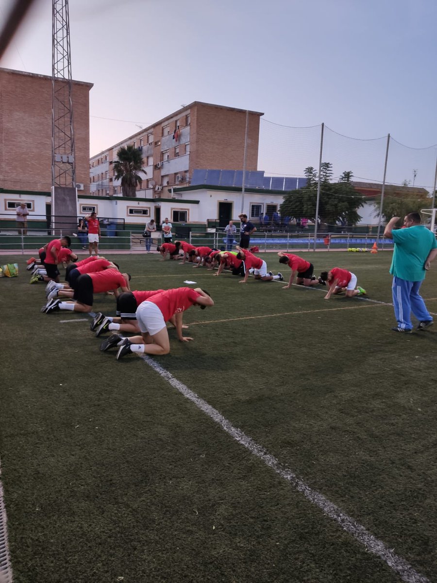 juvesanluquena's tweet photo. 👉La sesión de ayer en la Quinta la llevó Carlos Hermosilla, de #HealthMotion
🎯Pensando ya en el #SanFernandoBJuve
Domingo a las 15:30 Horas en la Bazán
#VamosJuve
#SéHumildeSédelaJuve https://t.co/NPShiaXhlb