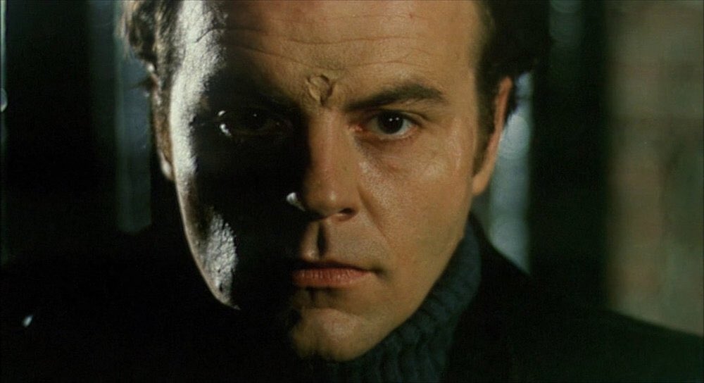 임신보조제 부작용으로 타인의 신경체계에 간섭하고 사고를 조종하는 힘을 가진 기형아들이 태어나는데, 그들을 스캐너스라고 부름. 데릴 리벅은...