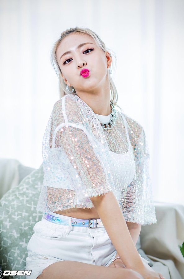 Once_Russ's tweet image. Shin Yuna! Shopee Username: russellmanhc

I love ITZY so much and it is my absolute dream to see them😭 Although they are a relatively new group, they have already achieved so much. Really hope to see these 5 talented and amazing girls! 😍
Thanks for the giveaway @ShopeeSG ❤️