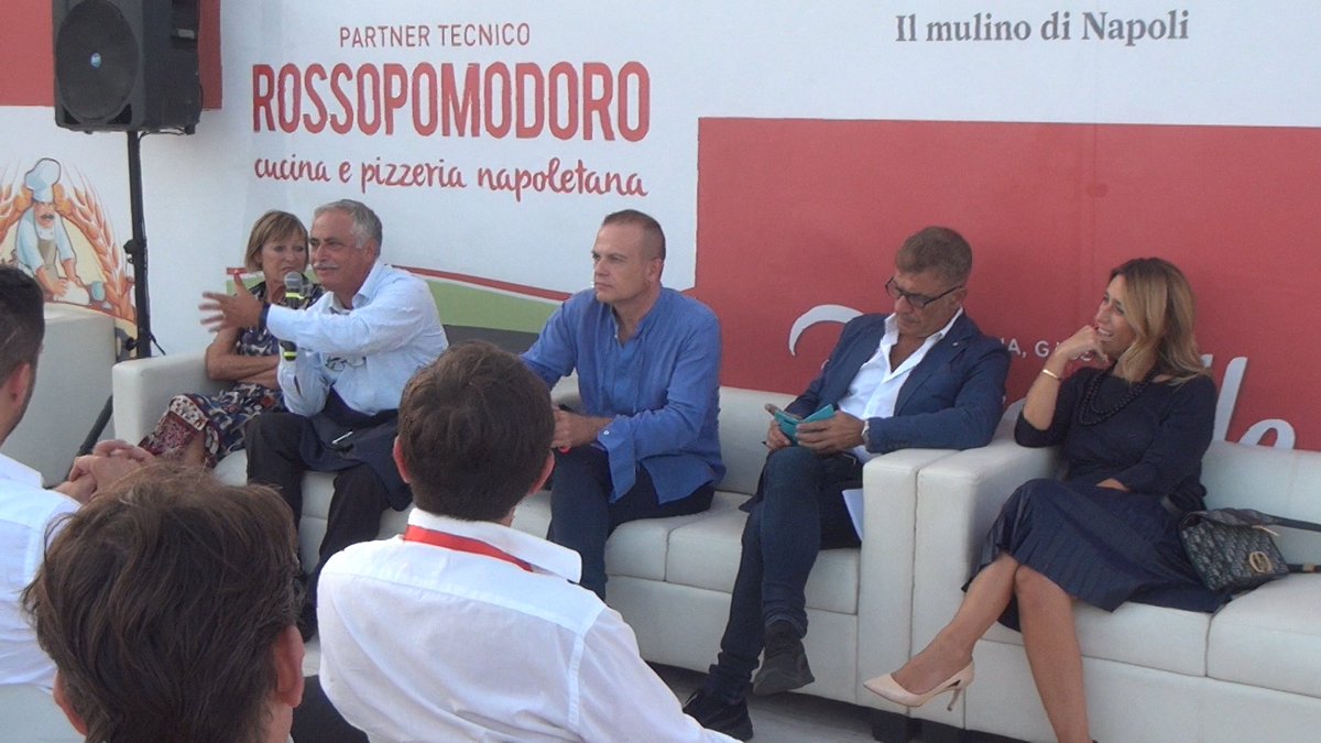 PecoraroScanio's tweet photo. Ieri al @NaPizzaVillage convegno I PATRIMONI UNESCO: OPPORTUNITÀ PER IL TURISMO SOSTENIBILE con l'Assessore regionale @ChMarciani, l'Assessore comunale Nino Daniele, Rosanna Purchia @teatrosancarlo, @LelloSavonardo i sostenitori #pizzaUnesco e best practice di turismo sostenibile https://t.co/qzf1cAIWIE