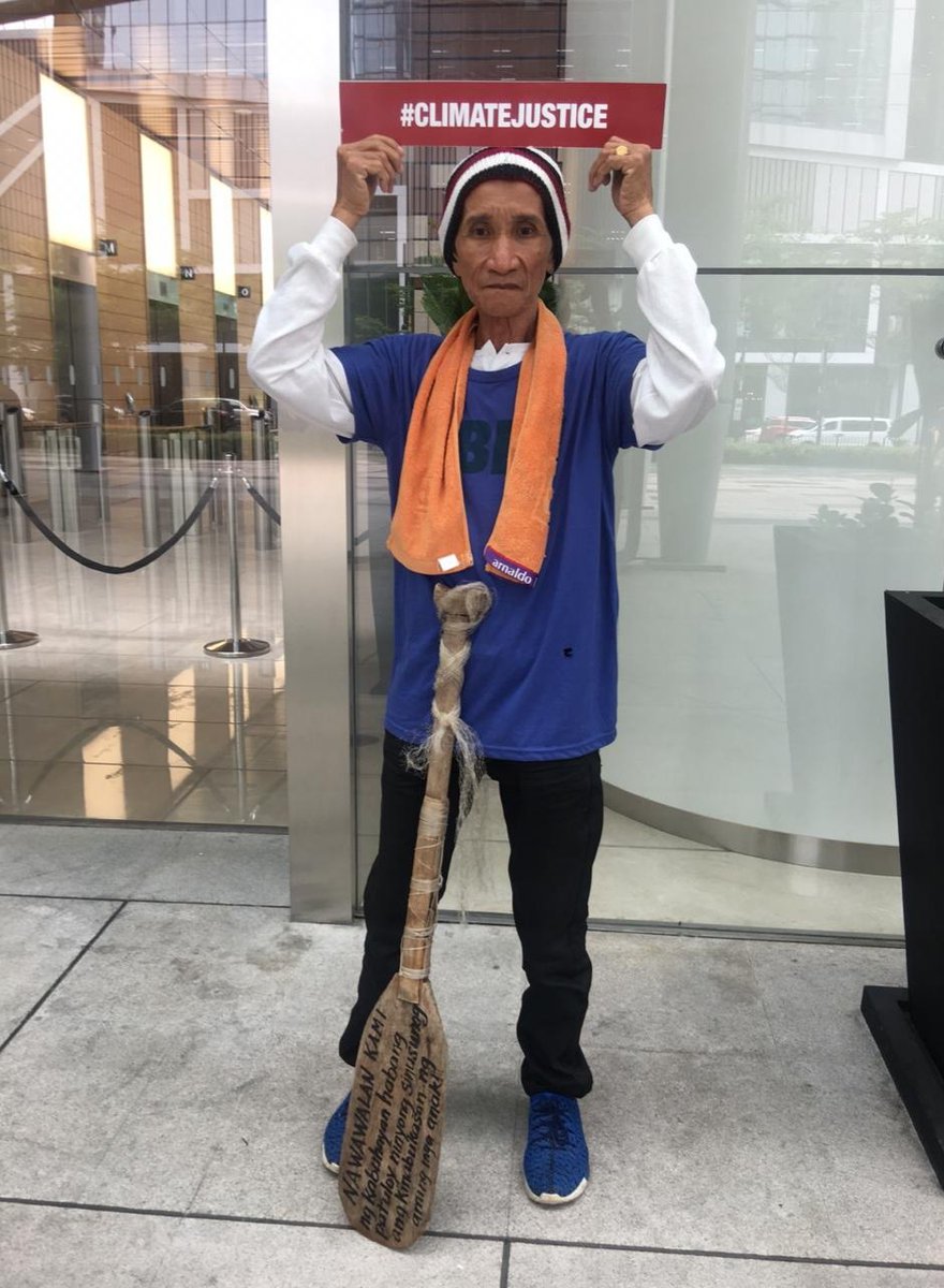 gpph's tweet photo. JUST IN: Fred dela Cruz, a fisherman, is in front of @Shell's headquarters in Manila to call for #ClimateJustice https://t.co/2nzlPVeJQj
