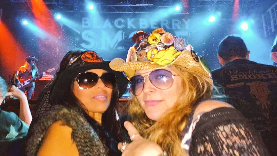 JessicaMangan3's tweet photo. @blackberrysmoke #loveyouguys https://t.co/Fm9yTSBwXM
