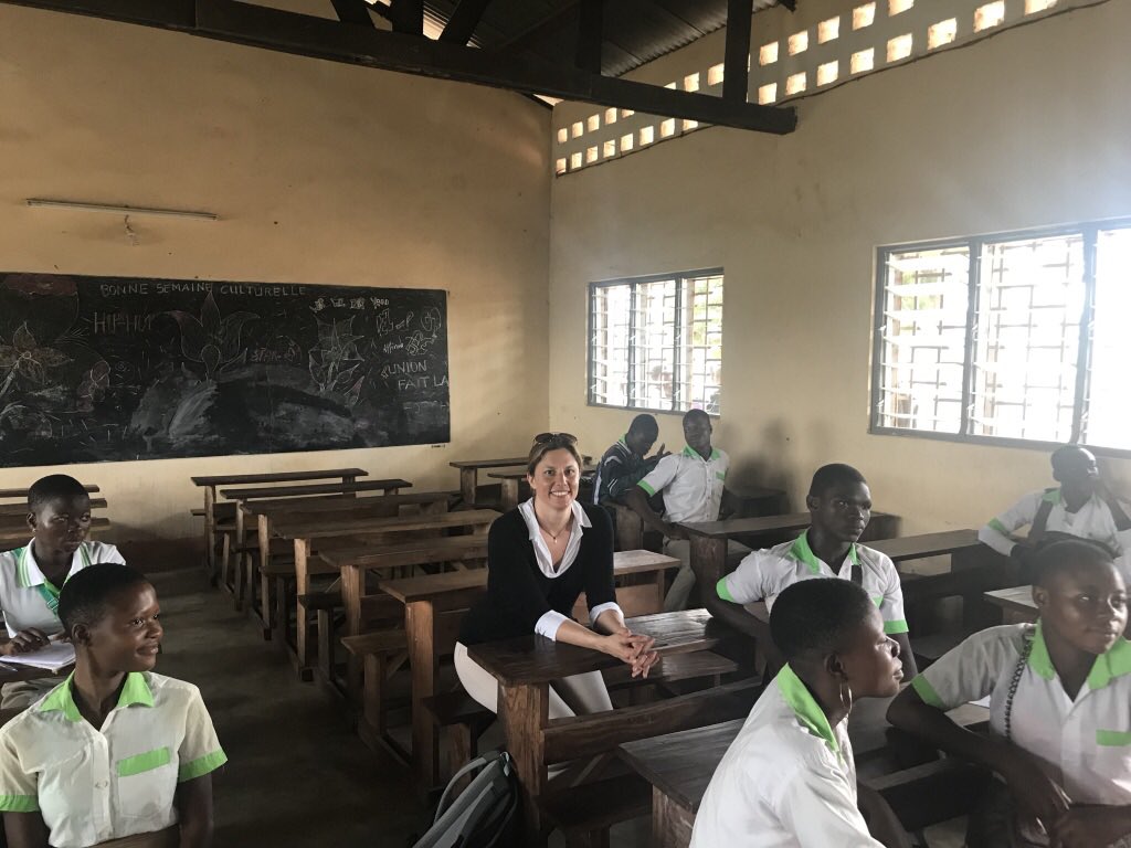 EpsilonOnlus's tweet photo. Buon nuovo anno scolastico da parte di tutti noi di Epsilon e dal nostro segretario generale, in questa foto in una classe del liceo di Tchébébé in Togo! https://t.co/O9lsKv7Pn2