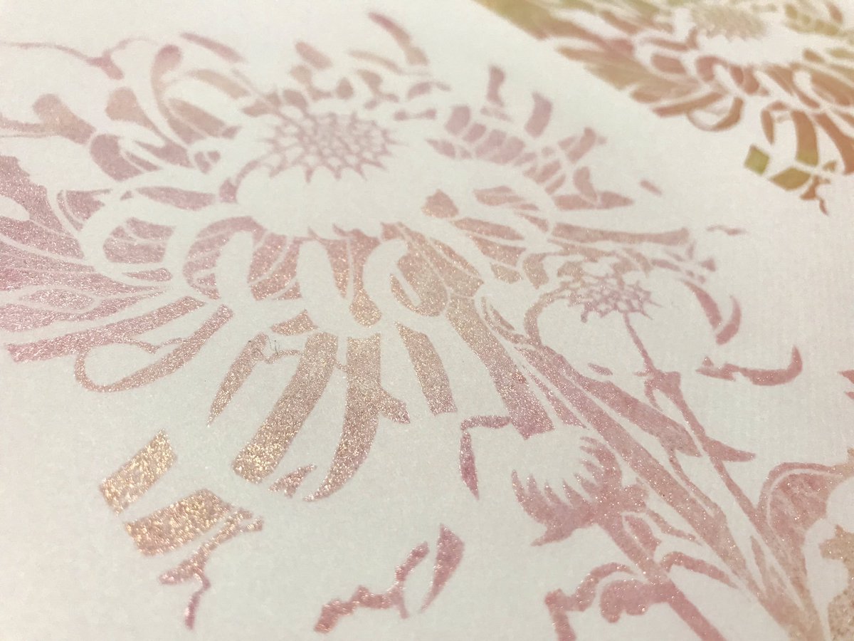 StaticatHanga's tweet photo. Also! I finally broke down and bought some pricier metallic mix ink pads that I’ve always wanted. I ran some quick tests using my #chrysanthemum #stamp. 🎨🌈😍
#handmade #linocut #rubberblock looks like #ScreenPrinting #keshigomuhanko #消しゴムはんこ #消しゴム版画 #花 #手作り https://t.co/3HQcznqa6b