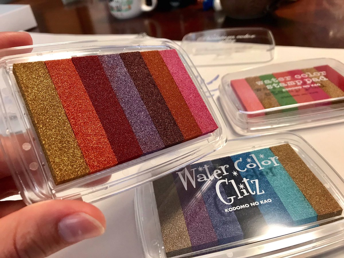 StaticatHanga's tweet photo. Also! I finally broke down and bought some pricier metallic mix ink pads that I’ve always wanted. I ran some quick tests using my #chrysanthemum #stamp. 🎨🌈😍
#handmade #linocut #rubberblock looks like #ScreenPrinting #keshigomuhanko #消しゴムはんこ #消しゴム版画 #花 #手作り https://t.co/3HQcznqa6b