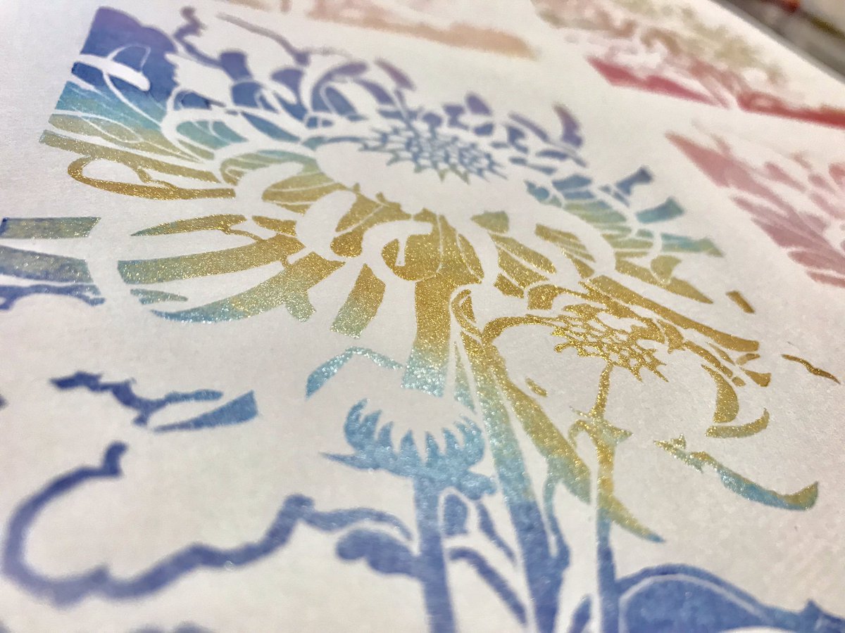 StaticatHanga's tweet photo. Also! I finally broke down and bought some pricier metallic mix ink pads that I’ve always wanted. I ran some quick tests using my #chrysanthemum #stamp. 🎨🌈😍
#handmade #linocut #rubberblock looks like #ScreenPrinting #keshigomuhanko #消しゴムはんこ #消しゴム版画 #花 #手作り https://t.co/3HQcznqa6b