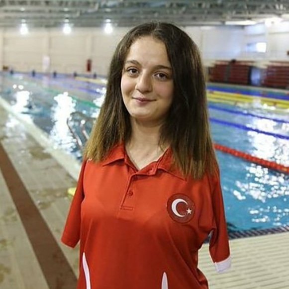 Paralimpik Yüzme Dünya Şampiyonası Finali'nde ikinci olarak tarih yazan Milli Yüzücümüz Sümeyye Boyacı'yı kutlarım. Sen gönlümüzde şampiyon oldun, nice