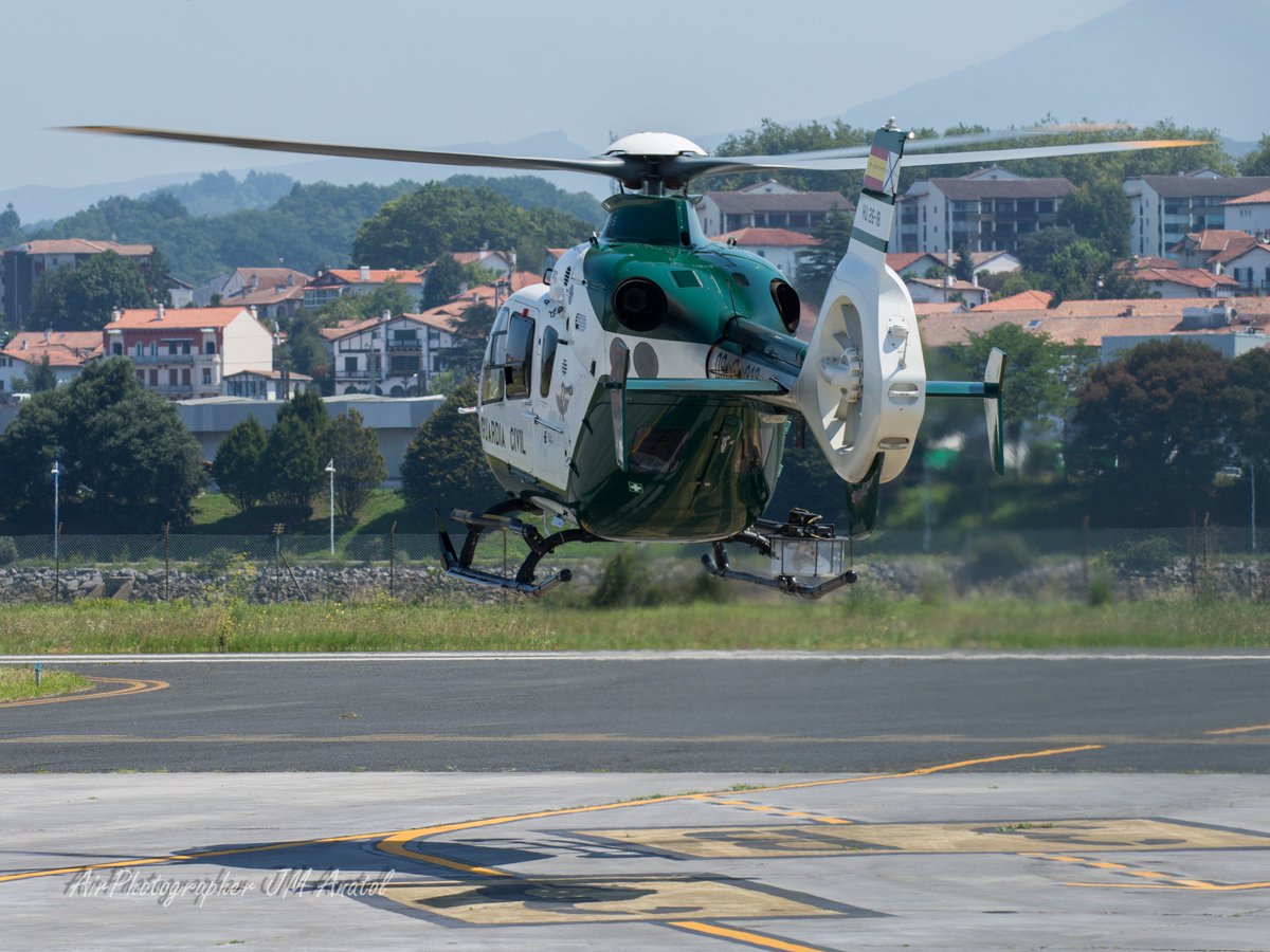jmanatol's tweet photo. #BuenosDias
#Martes
Levanta el #vuelo #Cuco que las vistas que tendrás de @DonostiAir #LESO desde tu cabina merecerán sin lugar a duda la pena
@AirbusHeli #EC135P2Plus de @guardiacivil durante operativo de seguridad con motivo del #G7Biarritz
#aspas #rotor #fenestron #takeoff https://t.co/HFlyATM3bY