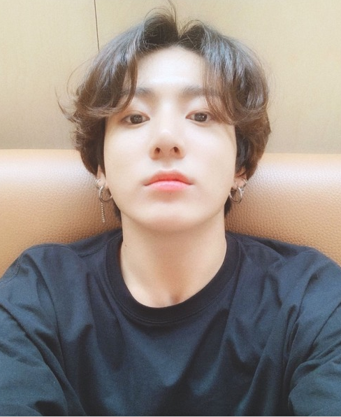 anna_v756's tweet photo. #AlwaysWithJK
for anyone wondering:
there was a dating rumor but bighit said it's false 
it was cuz of the hand tattoos (one of which said MJ-- people assumed it was a name) and in another photo you could see him with a female tattoo artist so people freaked out...
sorry bb 💕 https://t.co/wsvfd3PnwM
