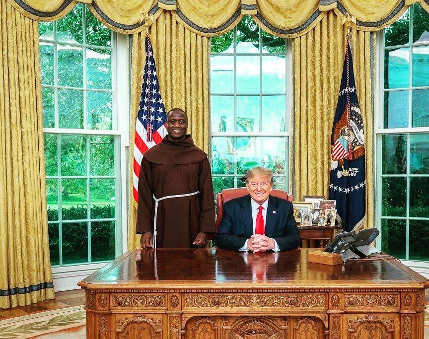 itsagneskagure's tweet photo. His tribe didn't speak for him, nor did 'connections' get him to meet US President Donald Trump at the White House. His passion did.
Don't glorify laziness by blaming everything and everyone around you.
Kudos Mwalimu Peter Tabichi, Global Teacher Award winner. https://t.co/oKxUijOuQK
