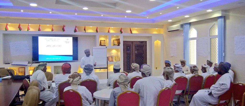 #يحدث_الآن
تم افتتاح اليوم الثالث من برنامج: الانتماء والتميز الوظيفي لفئة الحرفيين، مع مجموعة جديدة من الحرفيين، افتتح البرنامج: د. سليمان بن علي المجيني مدير دائرة التوعية والعلاقات العامة في مديرية #بلديات_جنوب_الباطنة ويقدمه: ماجد بن علي الهادي.