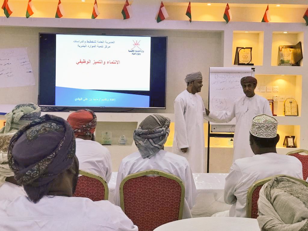 SB_Municipality's tweet photo. #يحدث_الآن
تم افتتاح اليوم الثالث من برنامج: الانتماء والتميز الوظيفي لفئة الحرفيين، مع مجموعة جديدة من الحرفيين، افتتح البرنامج: د. سليمان بن علي المجيني مدير دائرة التوعية والعلاقات العامة في مديرية #بلديات_جنوب_الباطنة ويقدمه: ماجد بن علي الهادي. https://t.co/3Fx6K60Thn
