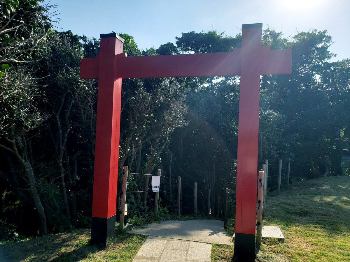 ゆずりは グルメ部 観光の次は 旅館です みなさまのご想像どおり この日は崖の下にある ランプの宿 さんに泊まりました ٩ W و こちら 聖域の岬 ゾーンも経営しておられるので ふつうのひとは入場料1500円のところ 宿泊者は1000円ですみます ゆずりは グルメ部 観光の次は 旅館です みなさまのご想像どおり この日は崖の下にある ランプの宿 さんに泊まりました ٩ W و こちら 聖域の岬 ゾーンも経営しておられるので ふつうのひとは入場料1500円のところ 宿泊者は1000円ですみます