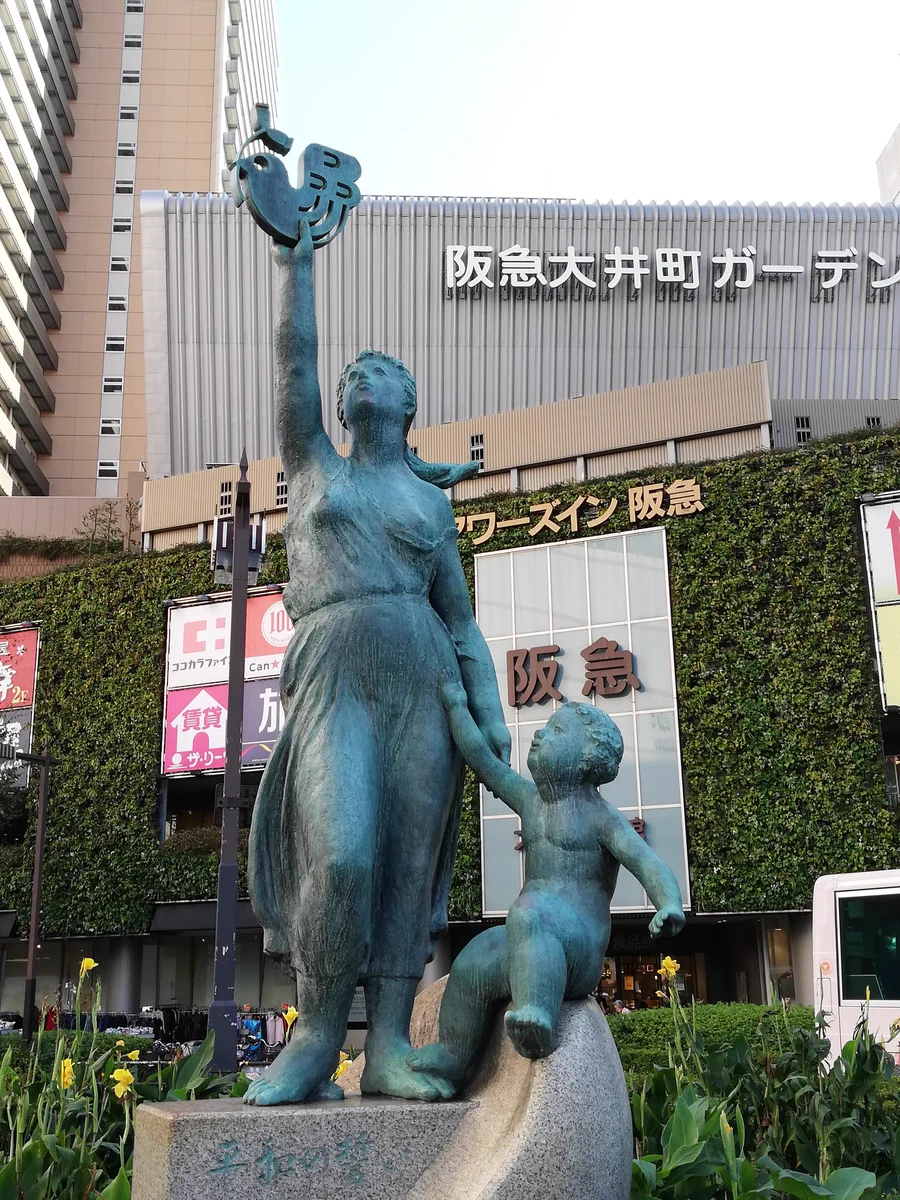 大井町名物！？我が子からTwitterを取り上げる母の像が話題にwww