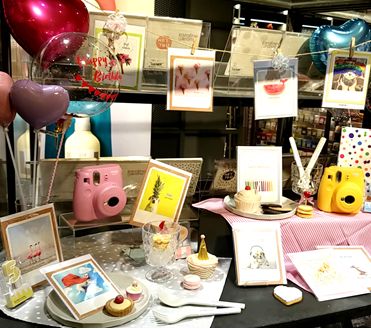 LOFT_SHIBUYA's tweet photo. ＼ベルリン発／
👉PICKMOTION グリーティングカード 
ドイツ・ベルリン発のステーショナリーブランド❤
＃PICKMOTION（＃ピックモーション）。
インスタグラムのフォトジェニックな写真を厳選し
キュートなメッセージを添えたグリーティングカードです😊

■各種　税込410円

◇1階 https://t.co/CAQyrHq83U