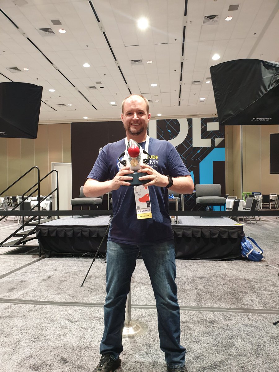 MarcusBiel's tweet image. I had the great the great honor to pick up the #JavaDuke award in the name of the @junitteam. Well deserved! Keep it up!