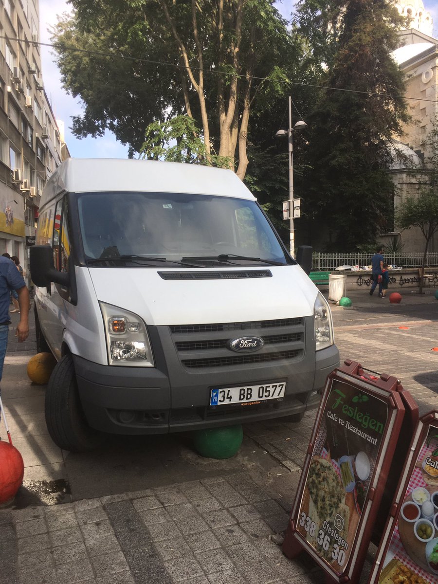 umtagg's tweet image. gözümüzün önünde görme engelli birey bu araca çarptı. Alaca mağazasına mal indiriyormuş, ne yapsınlar başka yer yokmuş. Başka yer yok mu @kadikoybelediye