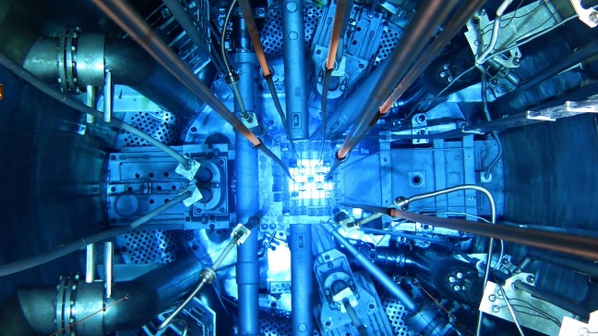 Токамак типа «игнитор». Свечение черенкова-вавилова ввэр. Triga reactor. Легководный реактор. Реактор мбир димитровград.