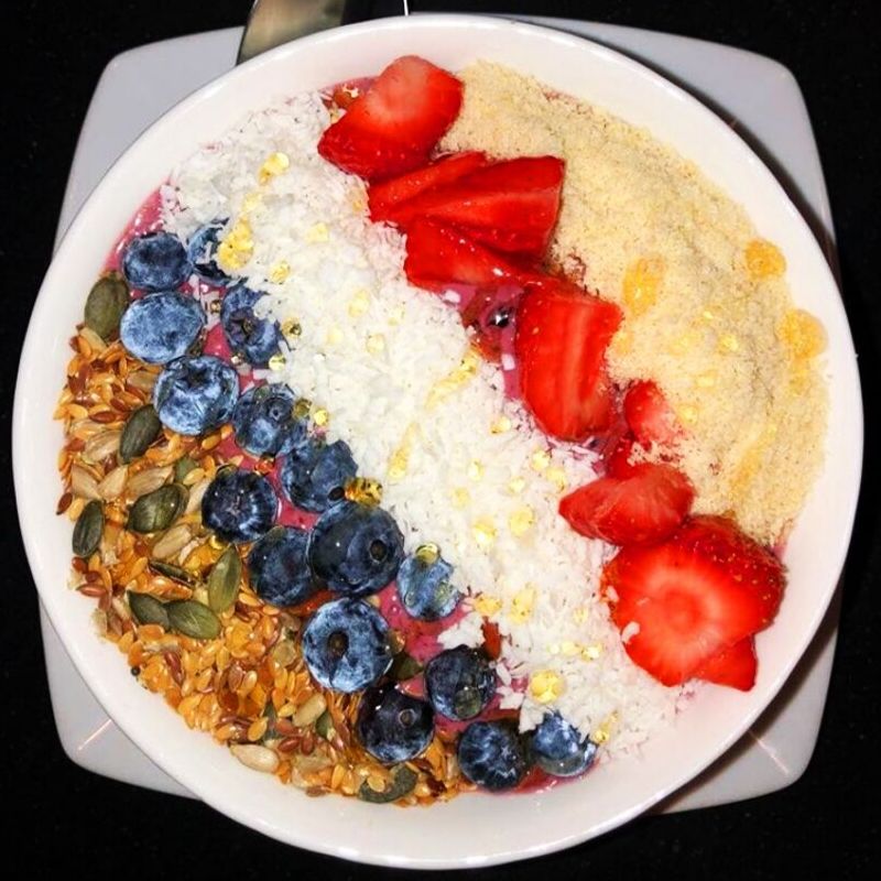 THowth's tweet image. Nothing starts the day better than a cosy porridge topped with delicious berries and grain. Porridge keeps you fuller for longer - so no more rumbling stomach during the day! 🙌
