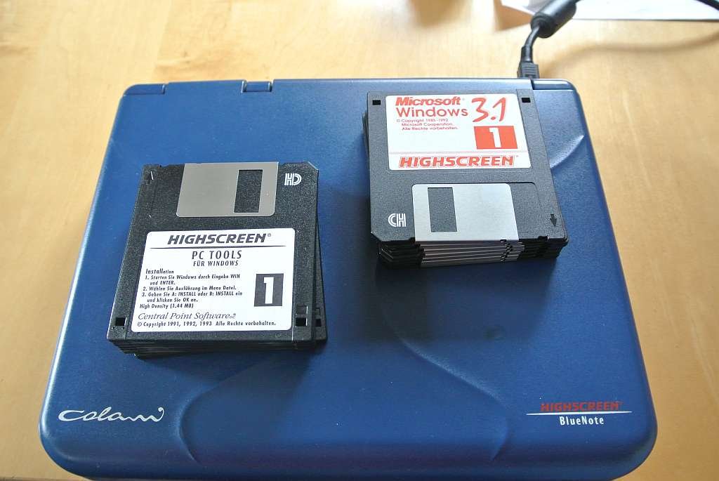 blaustefan1's tweet photo. RIP Luigi #Colani. Lange vorbei, die Zeiten von #vobiscomputer und #highscreen, hier mein altes 486er Farbnotebook... https://t.co/XYhDiRRUwC