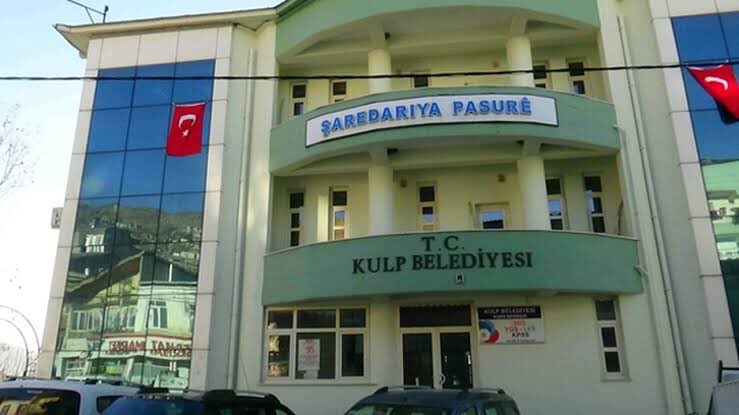 DEMGenelMerkezi's tweet photo. Kulp Belediye Eş Başkanımızın patlama ile ilişkilendirilerek tutuklanması ve yerine kayyım atanması kumpastır, kayyım darbesini meşrulaştırmak için bir komplodur. Bu kumpası savaşın başlatılmasına gerekçe yapılan ancak daha sonra çöken Ceylanpınar’daki tutuklamalardan biliyoruz. https://t.co/YwaJkh2owl