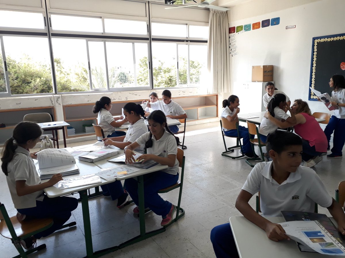 RHHS_Elementary's tweet photo. Grade 6 students looking back at the portfolios of #grade_5 #ice_breaking_activity #elementary #transition https://t.co/7kDLHPoVn3