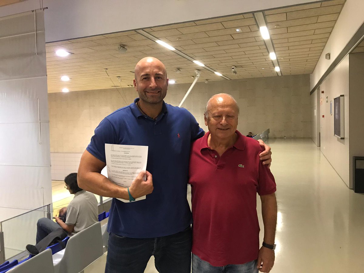 switchonsports's tweet photo. Roger Esteller muestra el acuerdo de colaboración firmado entre SWITCH ON SPORTS y el @cbhospitalet, representado por su presidente, Joan Ramon Patón. Es un honor contar con la confianza de uno de los grandes del basket catalán. https://t.co/8RjEc40ApV