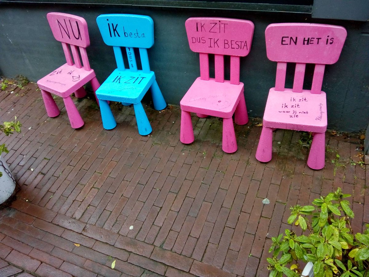 WaarinGouda's tweet photo. Vraag van de dag: Waar in Gouda staan deze stoeltjes? #dtv https://t.co/OnEgModJQi