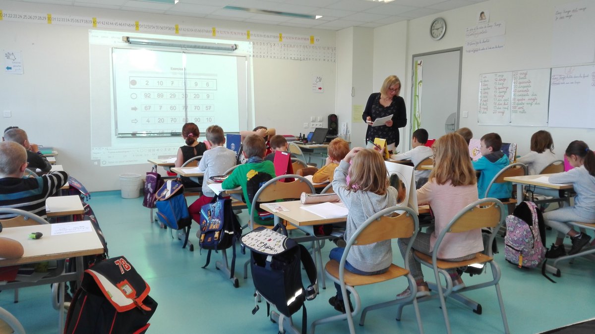 dsden76's tweet photo. Le directeur académique @OlivierWambecke assiste aux #évaluations en #CE1 à l'école Claude Monet de #Neufchâtel en Bray #réussite #apprentissages fondamentaux https://t.co/Y6lbHcOHq9