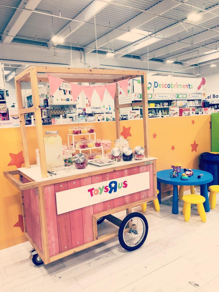 snackcarbcn's tweet photo. "Siembre buenos hechos. Dulces recuerdos saldrán de ellos." Germaine De Staël @ToysRUsEsp 
#carritosdechuches #carritosdulces #eventoscorporativos #carritosparaeventos #candy #chocolate #sweets #sweet #cake #pink #candyshop #dulces #candybar #dessert #golosinas #halloween2019 https://t.co/6vJztMEiFK