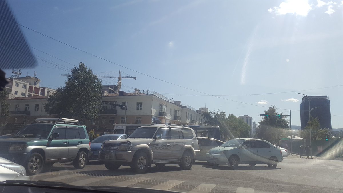 Манайхан нээрээ дүп дагзнууд юм ааа. Эгнээ нь машин явах зайгүй бхад гэрлэн дохиогоор зүтгэсээр бгаад зам хаачихдаг.