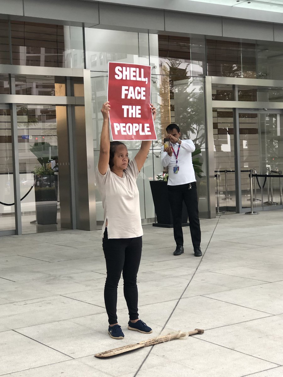 gpph's tweet image. LOOK: Carina Dellosa is now at @Shell’s doorstep, calling on them to own up the impacts of #climatechange, which their dirty business is fuelling. 

#ClimateEmergencyHour
#ClimateJustice
#ClimateStrike