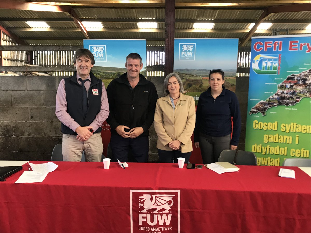North Wales livestock farmer raises #farmingmatters concerns with local MP <a href="/LSRPlaid/">Liz Saville Roberts AS/MP</a> . Full story here: fuw.org.uk/news/13597-nor…