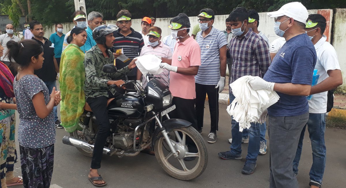 wrdrmrjt's tweet photo. राजकोट रेल मंडल में प्लास्टिक का उपयोग न करने के लिए रेलवे कॉलोनी तथा स्टेशनों पर चलाया गया विशेष अभियान . प्लास्टिक पॉलिथीन उपयोग करनेवालों को निशुल्क कपड़े की थैली प्रदान की गयी. @WesternRly https://t.co/x2CTibUvbG