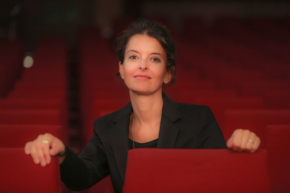 BuehnenHalle's tweet photo. Von der Deutschen Bühne wurde sie 2017/18 als
"Köpfe der Saison" ausgezeichnet. 

Regisseurin ISABEL OSTERMANN eröffnet die Saison der Oper Halle mit Verdis UN BALLO IN MASCHERA am 
28. September 2019!
https://t.co/NNpYPscZlV 

#operhalle #isabelostermann #verdi #maskenball https://t.co/0p3sJ9Oqod