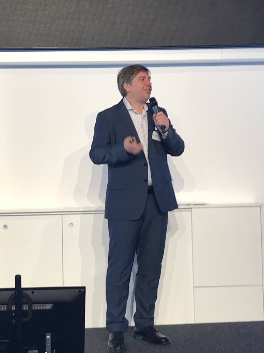 Bitkom_Software's tweet photo. Jetzt geht’s los! @holgerkoch eröffnet das #bfoss19 und betont „Ohne Zusammenarbeit ist die Digitale Transformation nicht zu schaffen und #OpenSource ist das Paradebeispiel, wie dies gelingen kann.“ Deshalb treffen wir uns heute in #Erfurt. #VollesHaus https://t.co/chGLXveFUl