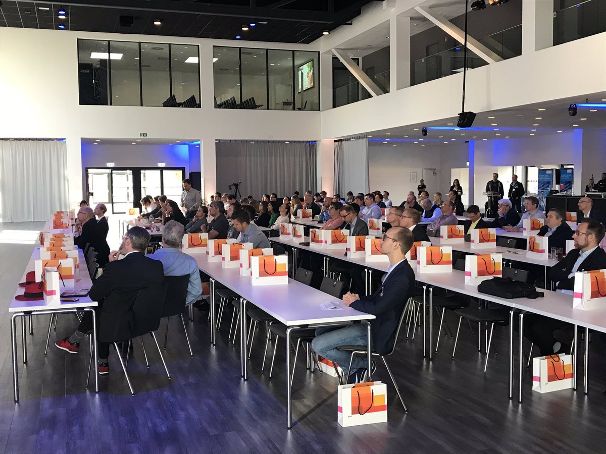 Bitkom_Software's tweet photo. Jetzt geht’s los! @holgerkoch eröffnet das #bfoss19 und betont „Ohne Zusammenarbeit ist die Digitale Transformation nicht zu schaffen und #OpenSource ist das Paradebeispiel, wie dies gelingen kann.“ Deshalb treffen wir uns heute in #Erfurt. #VollesHaus https://t.co/chGLXveFUl
