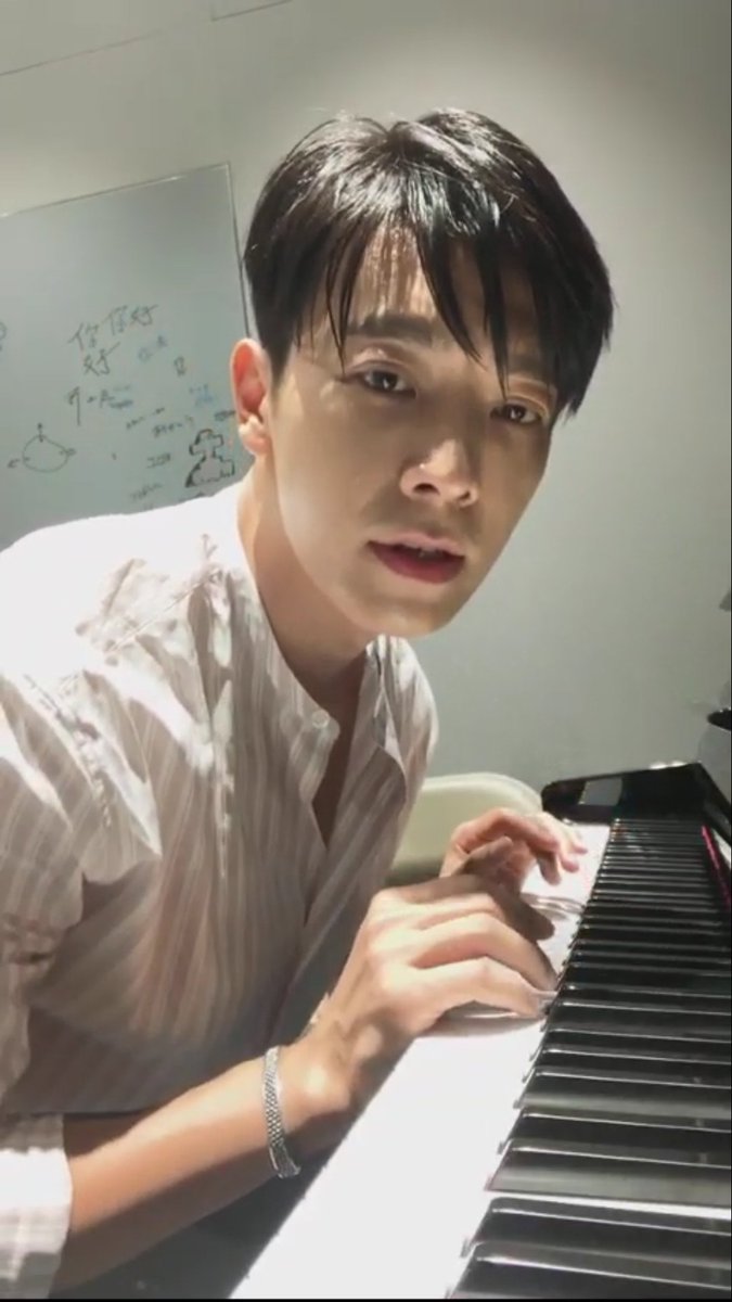 greentine's tweet photo. teacher Hae live from the practice studio πππ
#SUPERJUNIOR #SomebodyNew #SJxELF #LeeDonghae https://t.co/yt3bWPUyx6