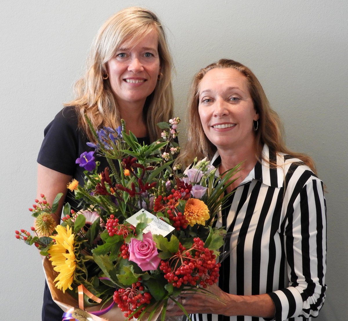 #nieuws op 1 september is Esther Hermans als #directeur gestart bij HCO. Op haar eerste werkdag verwelkomde bestuurder <a href="/AJ_Kaptein/">Annemarie Kaptein</a> haar met bloemen. Esther: ‘Investeren in nieuwe generaties en daarmee in de toekomst. Daar zet ik mij voor in..' Lees verder: bit.ly/2kQBEgH